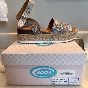 Soda sandals